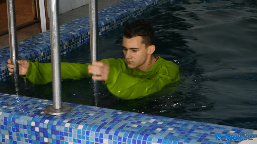 Dive into Adventure: Artur’s Wetlook Pool Challenge – Sweater, Jeans, and All!